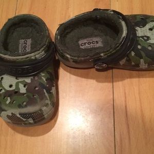 Boys camo toddler Crocs 6/7